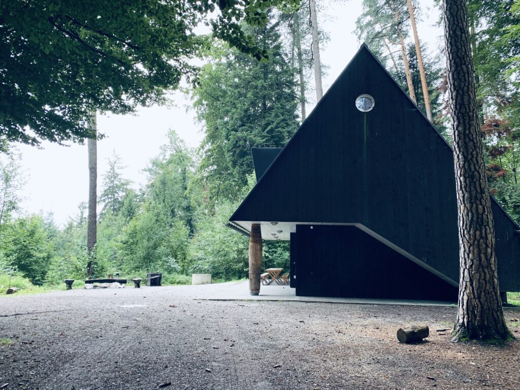 Geburtstagsfeier in stilvoller Waldhütte