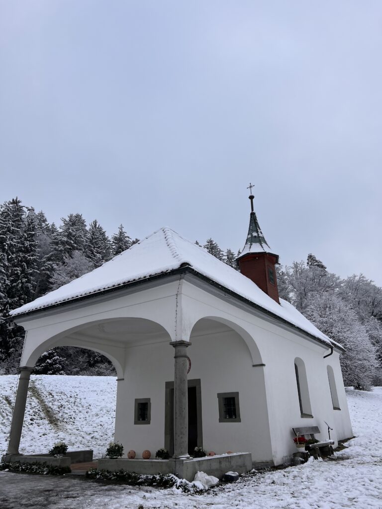 Weihnachtliche Taufe in einer kleinen Kapelle